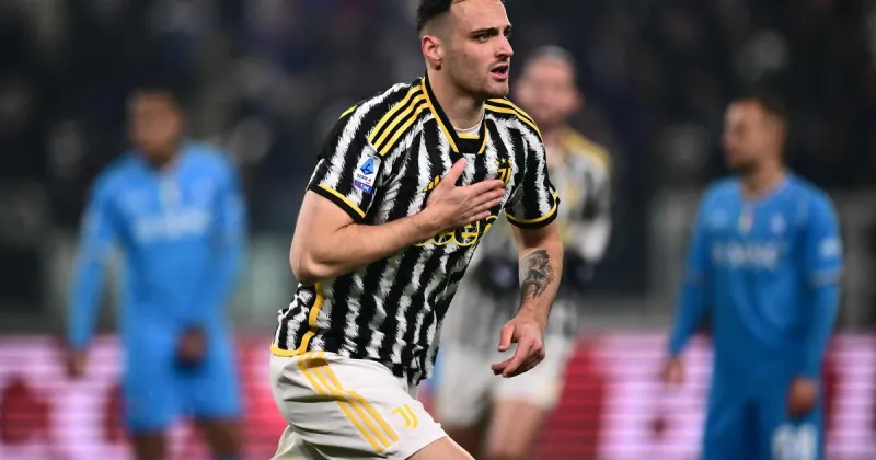 Increíble situación en Italia: un hincha invadió la cancha, se resbaló y lesionó a un jugador de la Juventus
