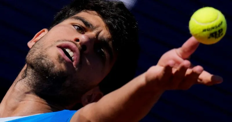 Carlos Alcaraz recurrió a un insólito crossover para anunciar que dejó atrás su lesión y jugará el US Open