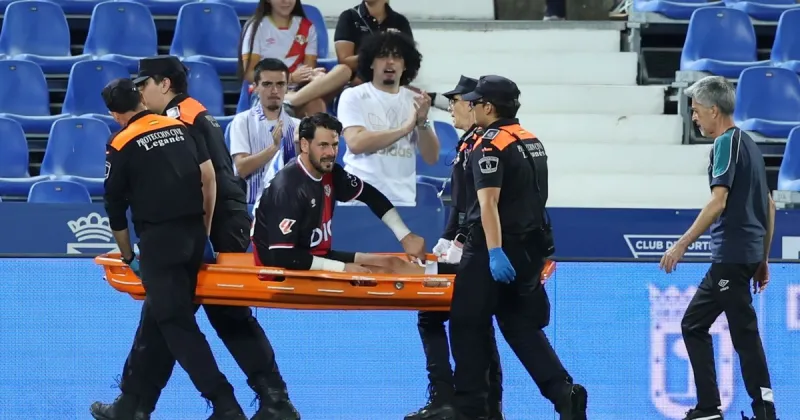 Preocupación por Augusto Batalla en España: chocó con un rival, pidió el cambio y se fue en ambulancia del partido de Rayo Vallecano