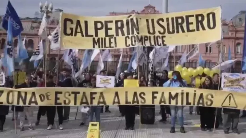 Protestas en Argentina por endeudamiento de hogares; Milei se desentiende de crisis de deuda