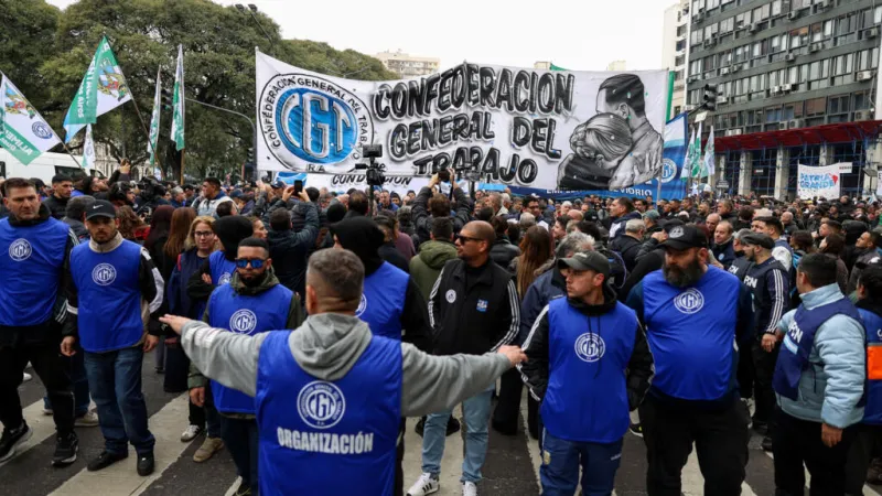 Deudas, cierres y protestas: presión sobre hogares y empresas argentinas crece mientras Milei defiende sus políticas