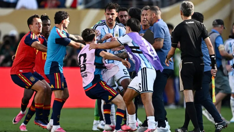 Duras sanciones de la FIFA a Argentina: suspende a Paredes de diez partidos y multa a la AFA, que apelará