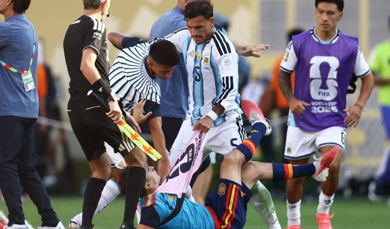 FIFA golpea a Argentina tras final contra España: fuertes sanciones para Paredes, Molina y la AFA