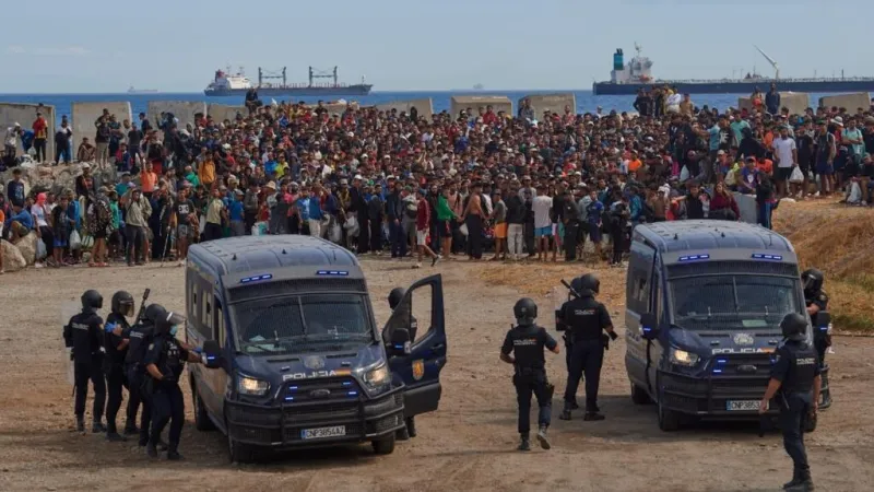 Vuelven a echar a migrantes de una playa en Ceuta, mientras crece la presión en España por su reubicación