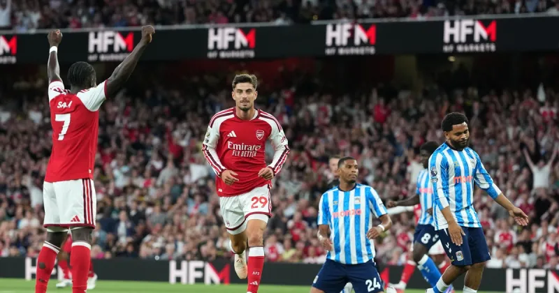Arsenal inició la defensa de su título en la Premier League con una goleada sobre Coventry City