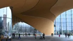 "El Estado de bienestar en un edificio": por qué son tan importantes las bibliotecas en Finlandia (y no solo para prestar libros)