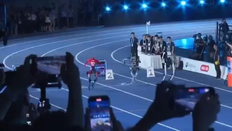 Robots humanoides miden sus capacidades en una competencia deportiva en China