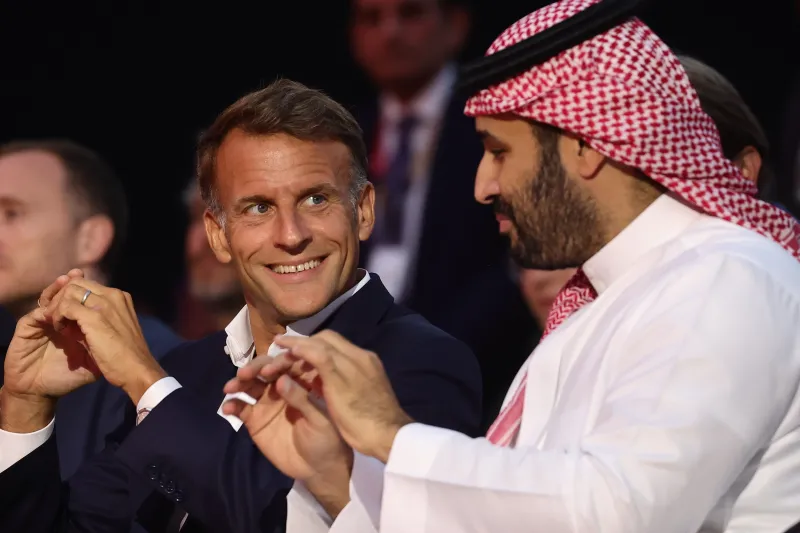 Macron corteja al despiadado Bin Salman para mantener la influencia francesa en Oriente Próximo y hacer negocios