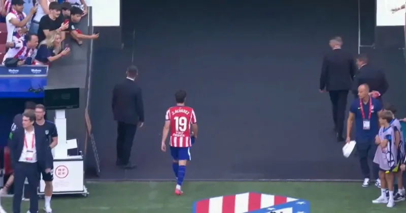 Horas decisivas para Julián Alvarez: entre los silbidos de los hinchas del Atlético y un deseo que está lejos de Madrid