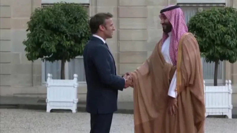 Macron y Bin Salman se reúnen en Francia con acuerdos bilaterales en la mira