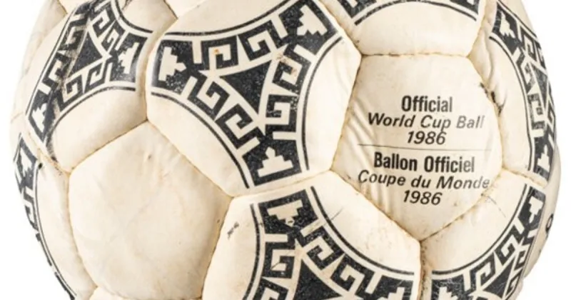 La pelota de la Mano de Dios de Maradona se vendió por US$ 3,35 millones y quedó lejos del récord de su camiseta