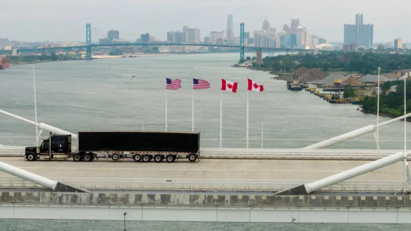 ¿Qué se venden EE. UU. y Canadá, enfrascados en una nueva batalla comercial?