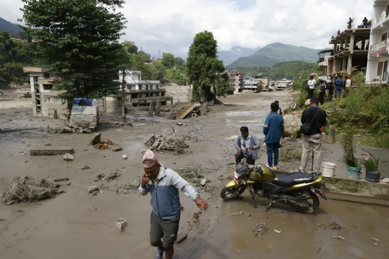Nepal busca a decenas de desaparecidos, entre ellos estadounidenses y canadienses, tras una violenta riada de origen desconocido llegada del Tíbet