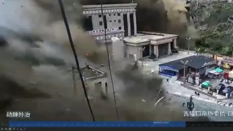 Avanzan labores de rescate en Nepal y China tras repentina riada e inundaciones