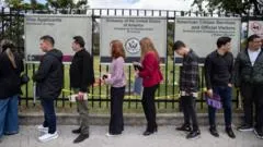 El gobierno de Trump cancela las entrevistas y otros trámite para las visas de inmigrantes en los consulados de EE.UU. en todo el mundo