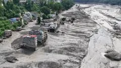Las impresionantes imágenes de la devastadora avalancha que dejó cientos de muertos y desaparecidos en la frontera de Nepal