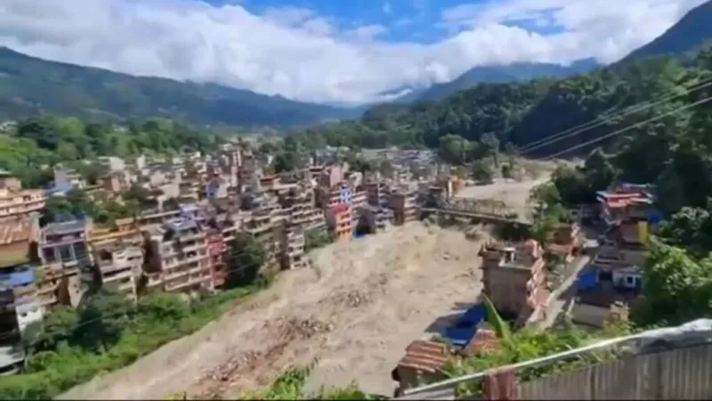 ¿Cuál fue la causa de la riada que arrasó con aldeas en Nepal?