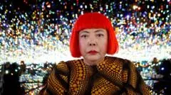 Muere a los 97 años Yayoi Kusama, la artista japonesa que convirtió los lunares en un símbolo del arte contemporáneo