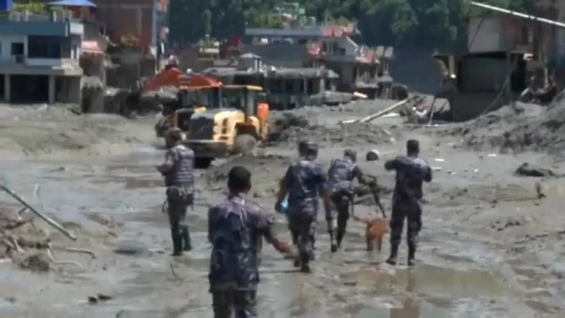 Ayuda humanitaria llega a Nepal en medio de emergencia por riada