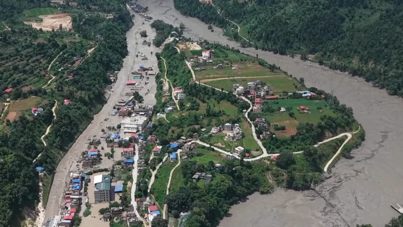 Nepal urge a la población a alejarse de las riberas por el colapso de otro lago en la zona afectada por la riada