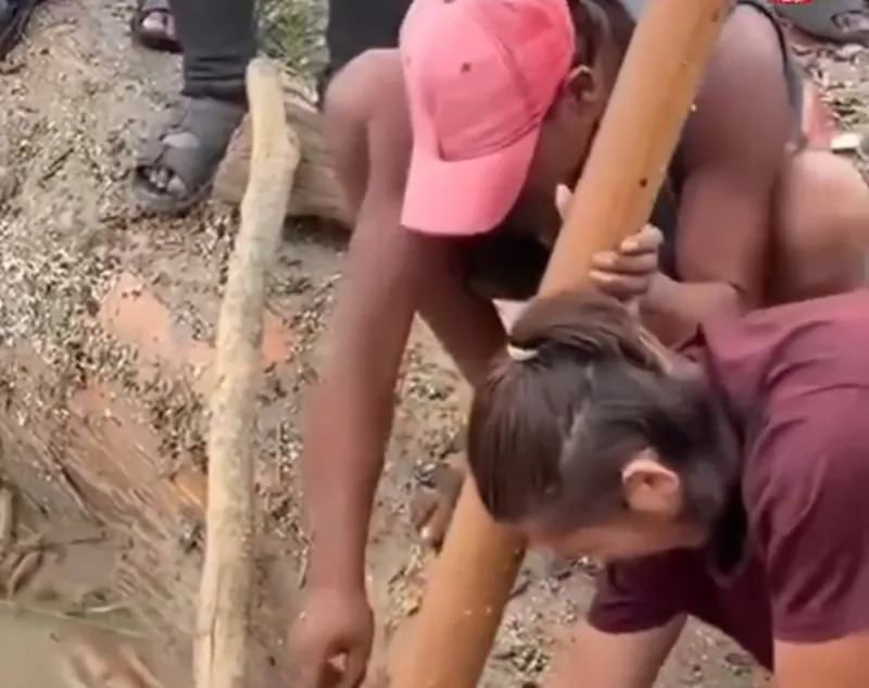 Un vídeo viral lleva a la detención de dos hombres por robar los pendientes de oro a un cadáver tras la riada de Nepal