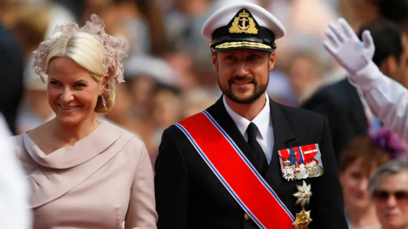 Haakon VIII de Noruega, el nuevo rostro de una monarquía envuelta en desgracias y escándalos tras la muerte de Harald V