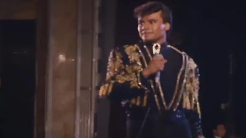 Mexicanos rinden homenaje a Juan Gabriel a los diez años de su muerte