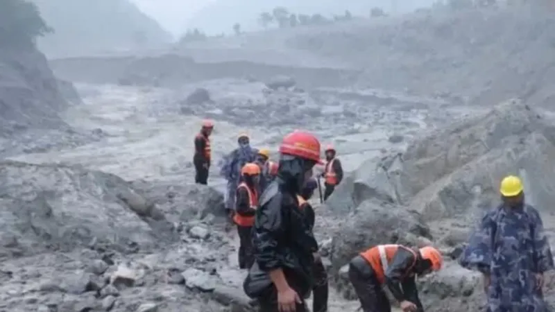 Nepal: sobrevivientes de la riada buscan a sus familiares en hospitales y morgues