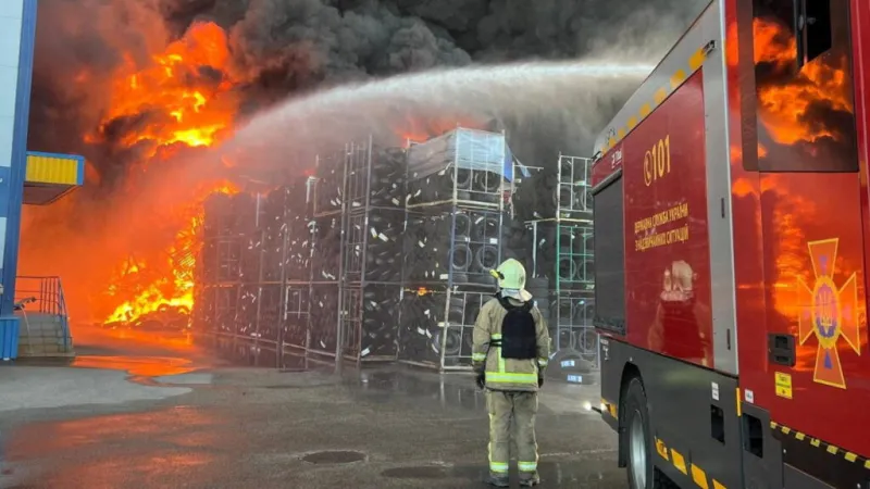 Al menos 37 muertos y cientos de evacuados tras ataque ruso a depósito de municiones cerca de Kiev