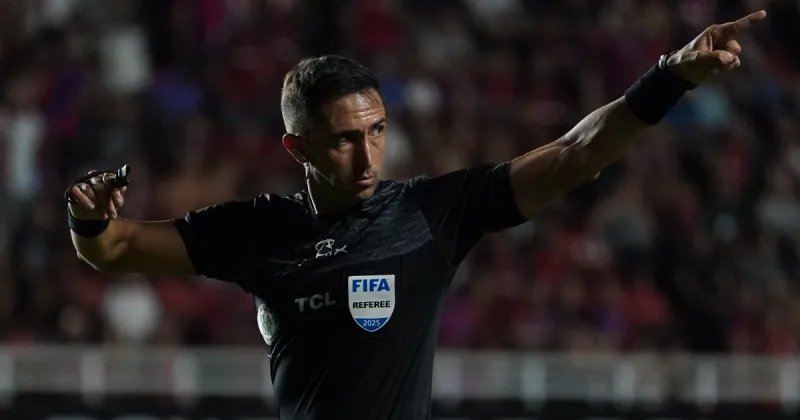 El árbitro Nazareno Arasa y el VAR Diego Ceballos, sancionados en forma exprés por la AFA tras perjudicar a Vélez: qué dice el comunicado
