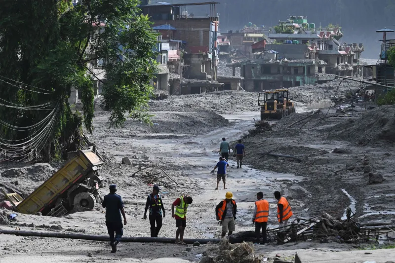 Un nuevo corrimiento forma otra represa natural en el Tíbet y obliga a evacuar a los servicios de rescate que buscan supervivientes en Nepal