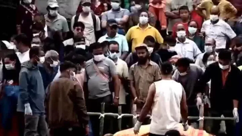 Riada en Nepal: familias despiden a sus muertos mientras crece la búsqueda de desaparecidos
