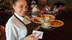 Por qué algunos restaurantes de EE.UU. están prohibiendo las propinas