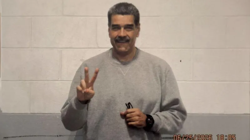 De gris y visiblemente delgado: Maduro comparte fotos suyas por primera vez desde que está en prisión