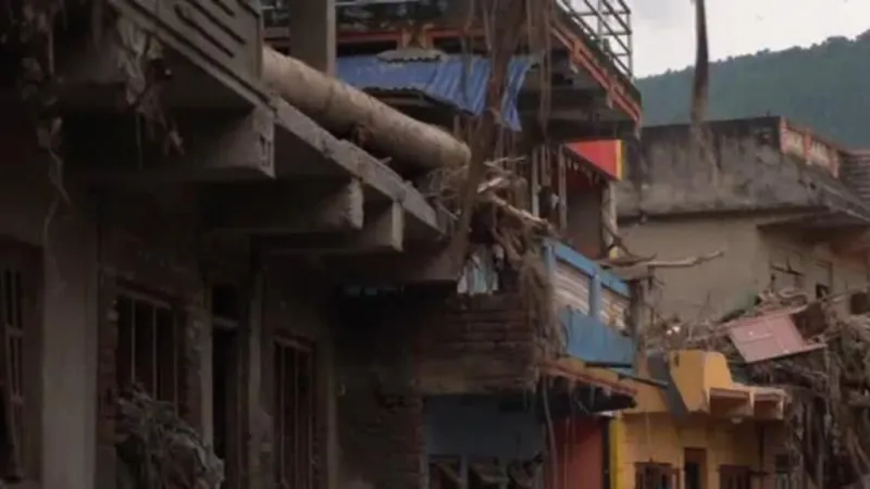 Riada en Nepal: la aldea de Devi Ghat quedó sepultada; habitantes buscan salvar algunas pertenencias