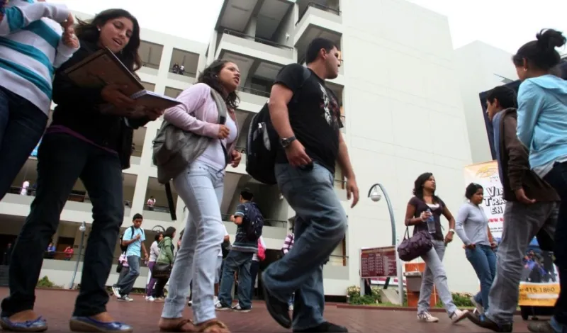 7 de cada 10 estudiantes de universidades privadas en Perú pertenecen a sectores C, D y E