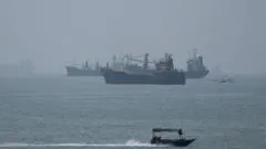 EE.UU. ataca lanzadores iraníes en la isla de Larek en el primer ataque en semanas