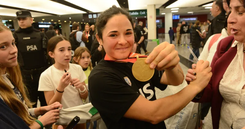 Una multitud recibió a Las Leonas en Ezeiza tras la histórica conquista del Mundial: la Copa ya está en casa