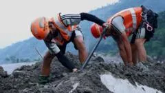 La carrera contrarreloj para salvar a más de 900 obreros de hidroeléctricas que se cree están atrapados en túneles tras la avalancha en Nepal y el Tíbet