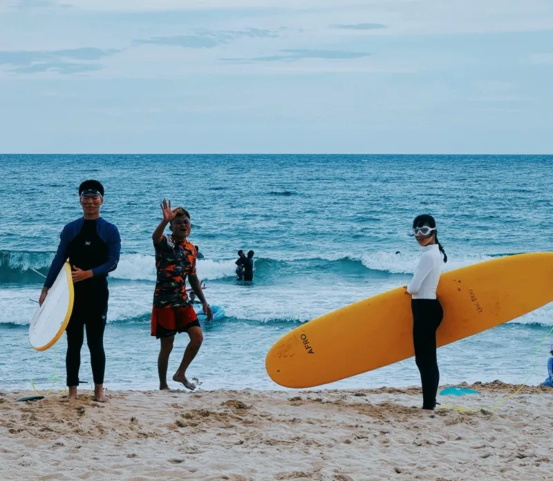 Fiesta, olas y control en la Ibiza surfera de China que pierde su lado salvaje