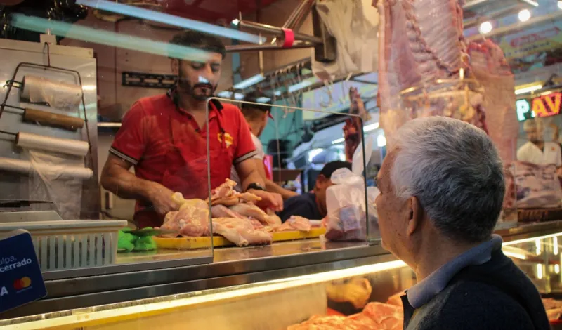El pollo baja, pero la luz y los combustibles suben: inflación de Lima acumula 4,16% hasta agosto