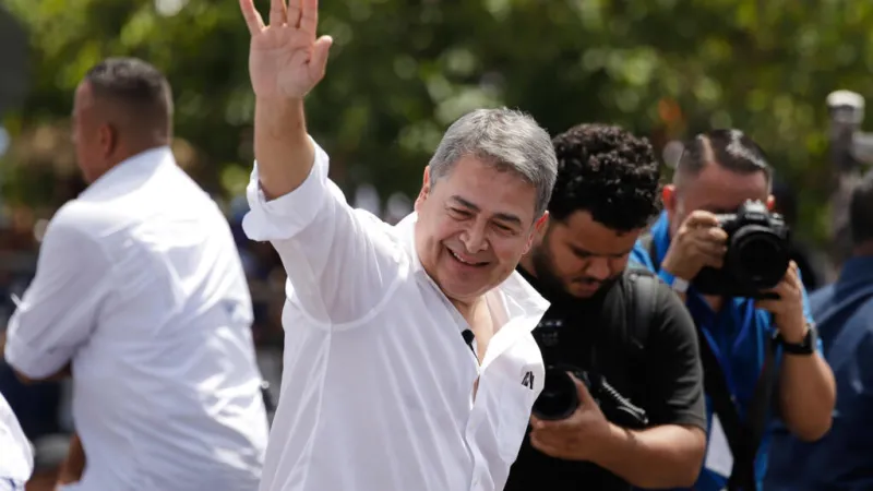 Juan Orlando Hernández termina de limpiar su expediente: un juez cierra sus causas en Honduras