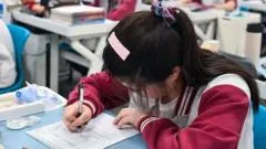 Los adolescentes chinos que consumen fármacos para adormecer la mente y "escapar de la realidad"