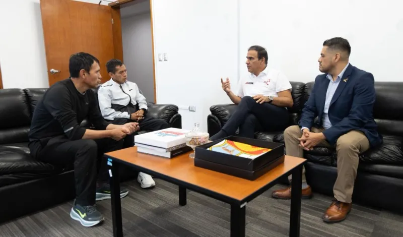 El campeón Cristhian Pacheco recibió reconocimiento del IPD tras conquistar el Maratón de México