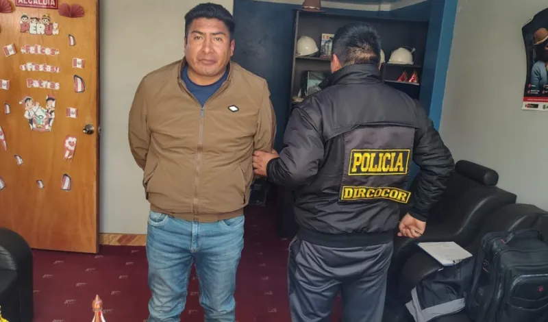 Detienen a alcalde Magno Apaza cuando recibía S/30.000 de coima en municipalidad de Huacullani, Puno