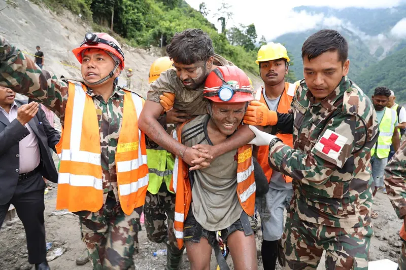 Rescatan con vida a dos trabajadores de un túnel en Nepal tras diez días atrapados por la riada