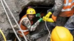 "Es una sucesión de milagros": el increíble rescate de dos trabajadores tras 9 días atrapados en un túnel por la avalancha en la frontera entre Nepal y Tíbet