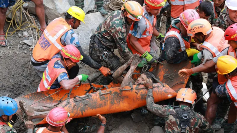 Milagroso rescate: así hallaron con vida a dos hombres nueve días después de la riada en Nepal