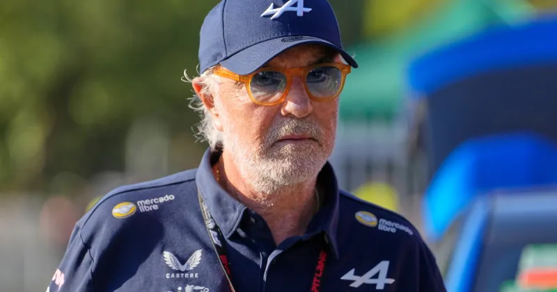 Flavio Briatore desató un escándalo ante los medios tras el fallo de la FIA contra Alpine: denunció que uno de los jueces recibió "dos o tres coches" de McLaren