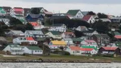 Reino Unido asegura que su apoyo a las Malvinas/Falklands se mantiene "inquebrantable" tras las reivindicaciones de Milei